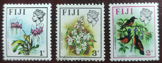 Fiji three small beautiful stamps on 🌺🌹 flowers. Cancelled