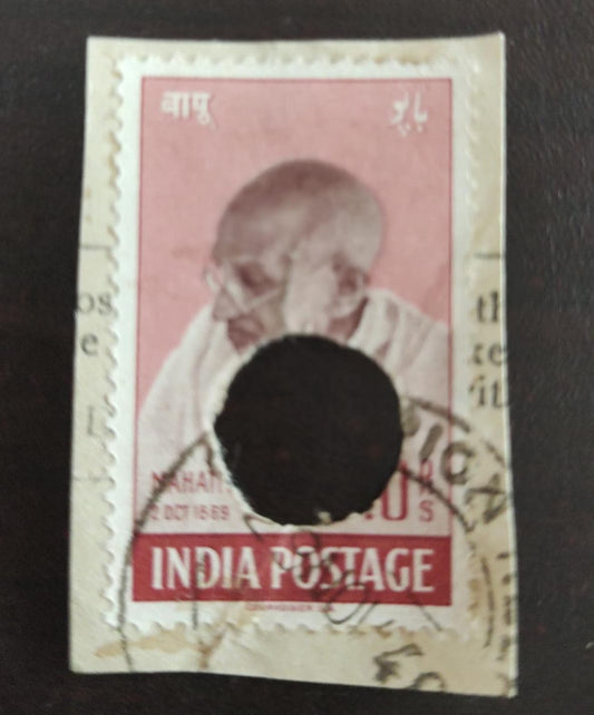 भारत 1948 गांधी ₹10 स्मारक टिकट टेलीग्राफिक उपयोग के लिए उपयोग किया गया। गोल पंच मार्क के साथ.