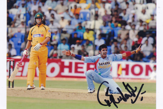 रंगीन फोटो में क्रिकेटर-श्रीसंत का ऑटोग्राफ।