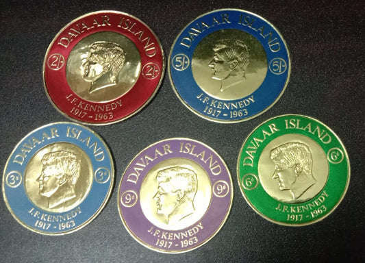 डावर द्वीप के 5 अलग-अलग चांदी के सिक्कों के स्टांप कॉल अलग-अलग हैं।
